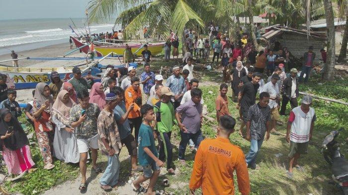 NELAYAN HILANG- NELAYAN HILANG- Tim SAR gabungan mengevakuasi dua nelayan asal Batang Gasan yang ditemukan selamat setelah sempat hilang kontak di perairan Tiku, Kabupaten Agam, Jumat (7/11/2025).