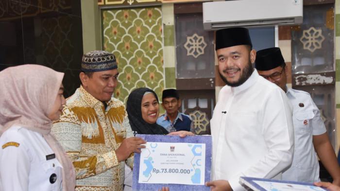 Wali Kota Fadly Amran Serahkan Dana Operasional RT/RW Kecamatan Padang Timur Triwulan III