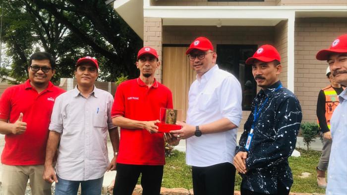 Foto bersama di hadapan Rumah Contoh SEPABLOCK.