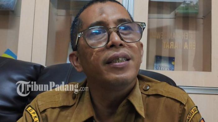 SAPI KURBAN PRESIDEN - Fungsional Pengawas Bibit Ternak Ahli Madya Dinas Peternakan dan Kesehatan Hewan (Disnakkeswan) Provinsi Sumatera Barat, Hilman, saat diwawancarai di kantornya, Selasa (5/5/2026). Ia menyebutkan, bantuan sapi kurban Presiden untuk Sumbar tahun ini berjumlah 20 ekor yang akan disalurkan ke seluruh kabupaten/kota.