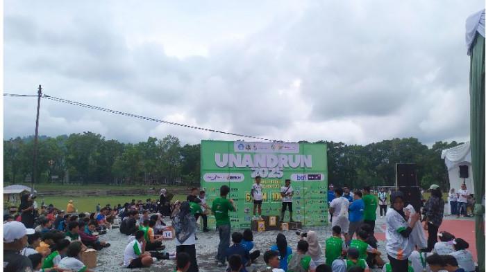 DIES NATALIS UNAND: Peserta UNAND Run 2025 dan Jalan Sehat yang antusias mengikuti prosesi penyerahan hadiah di kawasan Kampus Limau Manis, Kota Padang, Minggu (28/9/2025). Ribuan masyarakat tampak antusias mengikuti kegiatan tersebut sebagai rangkaian Dies Natalis ke-69 Universitas Andalas. (TribunPadang.com/Fajar Alfaridho Herman)