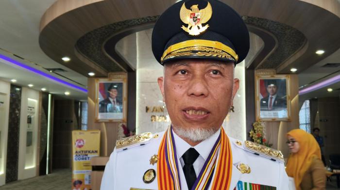 IDUL ADHA 2026- Gubernur Mahyeldi Ansharullah saat diwawancarai di Kantor Gubernur Sumbar, Senin (27/4/2026). Ia mengimbau seluruh OPD dan BUMD di Sumbar berpartisipasi menyumbangkan hewan kurban menjelang Idul Adha 1447 Hijriah, dengan target minimal satu ekor sapi per OPD.