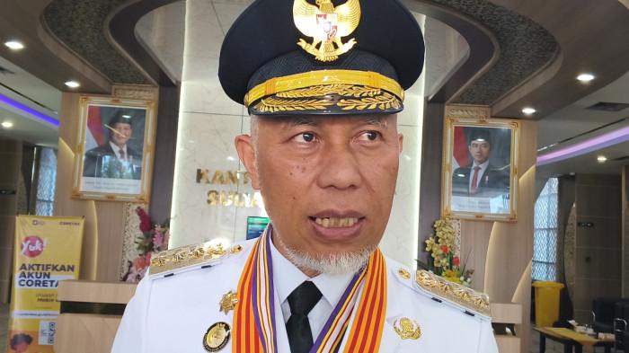 IDUL ADHA 2026- Gubernur Sumatera Barat, Mahyeldi Ansharullah, memberikan keterangan saat diwawancarai di Kantor Gubernur Sumbar, Senin (27/4/2026). Ia berharap harga bahan pokok di Sumbar tetap terkendali menjelang Idul Adha meski terjadi kenaikan BBM nonsubsidi.