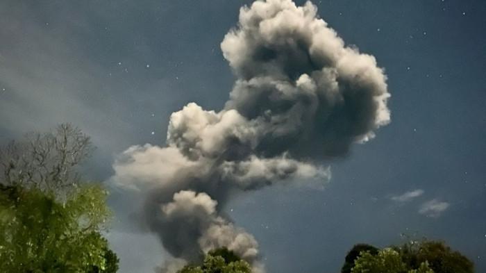 caption:

ERUPSI JELANG SAHUR – Kolom abu membumbung tinggi dari puncak Gunung Marapi saat terjadi erupsi pada Selasa (3/3/2026) pukul 02.19 WIB. Letusan yang terjadi menjelang waktu sahur tersebut terekam di seismogram dengan amplitudo maksimum 30,2 mm dan durasi sekitar 1 menit 25 detik. Saat ini Marapi berstatus Level II (Waspada) dan masyarakat diimbau tidak beraktivitas dalam radius 3 kilometer dari Kawah Verbeek.