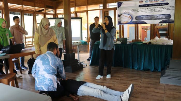 PELATIHAN P3K UNP - Guru-guru PJOK se-Kota Padang mempraktikkan teknik pertolongan pertama pada kecelakaan (P3K) saat simulasi penanganan cedera olahraga dalam kegiatan pelatihan yang digelar Departemen Pendidikan Olahraga, Fakultas Ilmu Keolahragaan, Universitas Negeri Padang (UNP), di Padang.