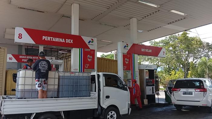 HARGA BBM NAIK - Petugas melayani pengisian BBM jenis Pertamina Dex ke dalam tangki di sebuah SPBU di Kota Padang, Sabtu (18/4/2026). Kenaikan harga BBM non-subsidi yang signifikan memicu keluhan dari masyarakat pengguna, terutama sektor usaha yang bergantung pada bahan bakar diesel