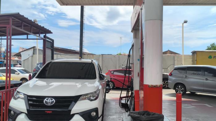HARGA BBM NAIK - Suasana di SPBU 13.251.510 Ampang, Kota Padang usai kenaikan harga BBM, Sabtu (18/4/2026). Antrian BBM Pertamina Dex tampak sepi usai kenaikan harga.