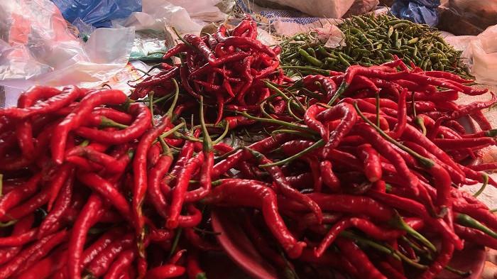 HARGA CABAI: Harga cabai merah di Pasar Inpres, Nagari Muaro, Kecamatan Sijunjung, Kabupaten Sijunjung, Sumatera Barat mengalami kenaikan tembus Rp 75 ribu sekilo, Jumat (5/9/2025). Salah satu pembeli bernama Toris mengatakan kenaikan harga cabai berdampak baginya.
