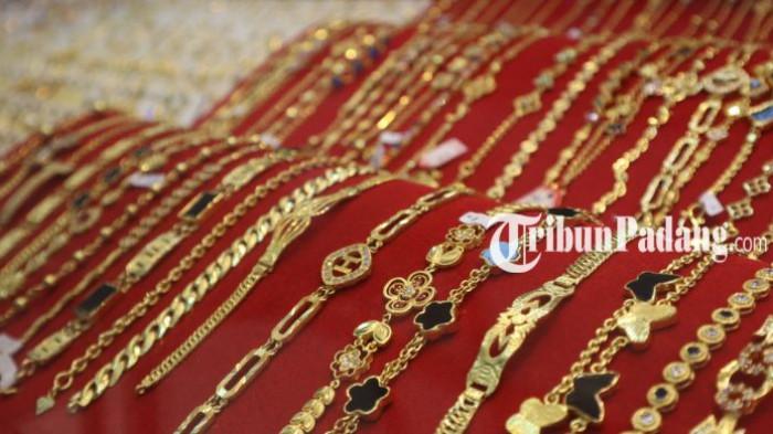 HARGA EMAS PADANG: Memasuki pekan kedua Februari 2026, harga emas di Kota Padang, Sumatera Barat, terpantau masih bertahan di level tinggi. Untuk perhiasan dengan kadar tertentu, harga per satu ameh kini menyentuh angka Rp 6.800.000, Selasa (10/2/2026).