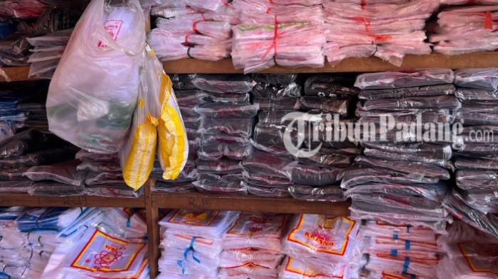 HARGA PLASTIK NAIK: Harga berbagai jenis produk plastik di Pasar Raya Kota Padang meroket tajam pada Rabu (8/4/2026). Pantauan di lokasi, kenaikan harga terjadi merata pada hampir seluruh jenis kemasan plastik.