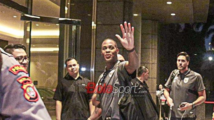 KANS LOLOS PD 2026 - Pelatih Timnas Indonesia, Patrick Kluivert (tengah), saat tiba di Hotel Fairmont, Senayan, Jakarta, Minggu (1/6/2025). Menurut Kluivert, Indonesia tentunya patut memegang kepercayaan diri tinggi, guna menjaga asa agar bisa lolos ke Piala Dunia 2026.