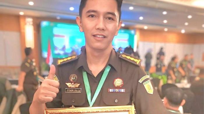 PRESTASI KEJATI SUMBAR - Hasil evaluasi kinerja bidang Intelijen seluruh Indonesia dimana  dalam penghargaan capaian kinerja bidang Intelijen Kejati Sumbar dinobatkan mendapat peringkat III. Adapun penghargaan tersebut diterima secara langsung Dr. Efendri Eka Saputra, SH,MH selaku Asisten Intelijen Kejati Sumbar di Jakarta.