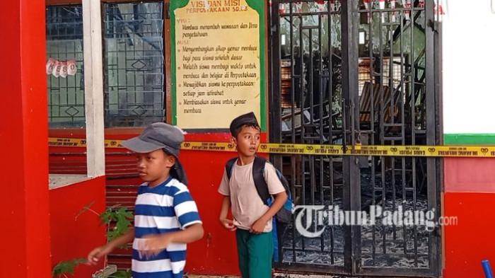 KEBAKARAN BANGUNAN - Seorang penjaga sekolah menunjuk bagian bangunan SDN 05 Surau Gadang yang terdampak kebakaran di Jalan Nusa Indah, kawasan Berok Siteba, Kecamatan Nanggalo, Kota Padang, Jumat (6/2/2026). Penjaga sekolah Hendro mengaku peristiwa kebakaran terjadi sekitar pukul 13.30 WIB, saat dirinya tengah mencuci bak sampah di depan ruang kelas sekolah. Ketika itu, ia mencium bau menyengat seperti sesuatu yang terbakar.