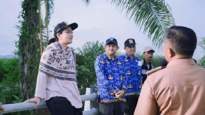 INFRASTRUKTUR - Pemerintah Kabupaten Dharmasraya, Sumatera Barat, terus memacu penyelesaian infrastruktur penunjang ekonomi kerakyatan. Salah satu fokus utama adalah kelanjutan pembangunan Jembatan Batang Mimpi di Nagari Sikabau, Kecamatan Pulau Punjung, yang diproyeksikan menjadi urat nadi transportasi komoditas perkebunan warga.