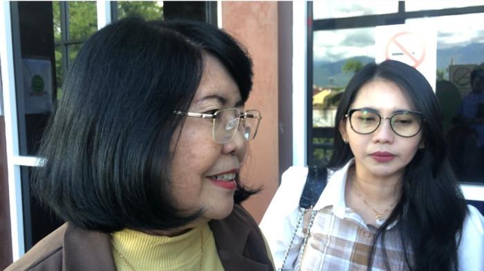 POLISI TEMBAK POLISI- Ibu Kompol Anumerta Ryanto Ulil Anshar, Cristina Yun Abubakar, saat diwawancarai di Pengadilan Negeri Padang, Sumatera Barat, Selasa (26/8/2025). JPU menuntut terdakwa Dadang Iskandar dengan hukuman mati.