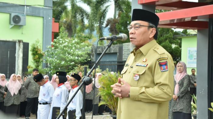 Wawako Maigus Nasir Memotivasi Siswa SMAK Padang dalam MPLS  Sekaligus Jadi Pembina Upacara