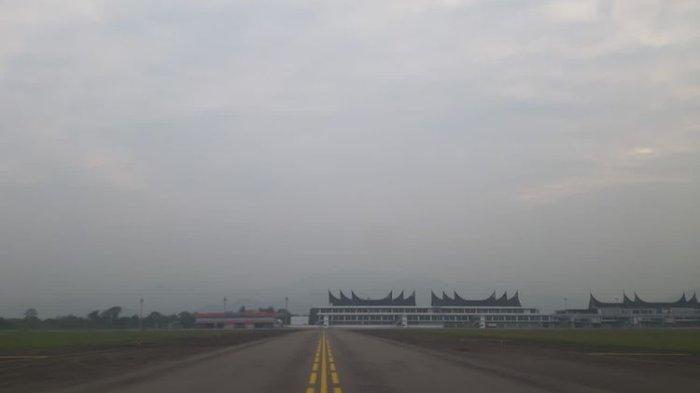 Jarak Pandang Turun di Bandara Minangkabau Dampak Kabut Asap, Pengelola Siagakan Lampu Penerangan