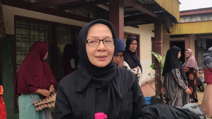 BANTUAN SEMBAKO MASYARAKAT- Donatur, Ida Ardjunas Abdul Malik saat ditemui Tribunpadang.com di Jorong Pandam Gadang Ranggo Malai, Nagari Gadut, Kabupaten Agam, Sumatera Barat, Jumat (8/8/2025). Ida menyebut bantuak yang diberikan dalam rangka Jumat berkah dan disisihkan dari uang pribadi.