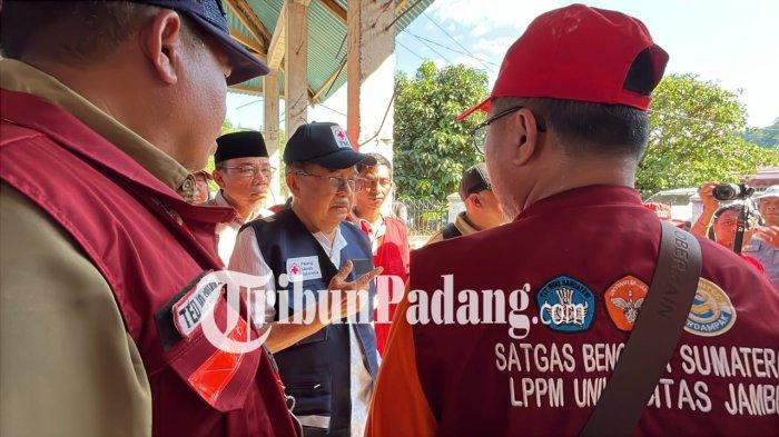 KUNJUNGAN LOKASI BENCANA- Kunjungan Ketua Umum (Ketum) Palang Merah Indonesia (PMI) Jusuf Kalla, mengunjungi lokasi bencana di kawasan Batu Busuk, Kecamatan Pauh, Kota Padang, Sumatera Barat, Sabtu (20/12/2025).