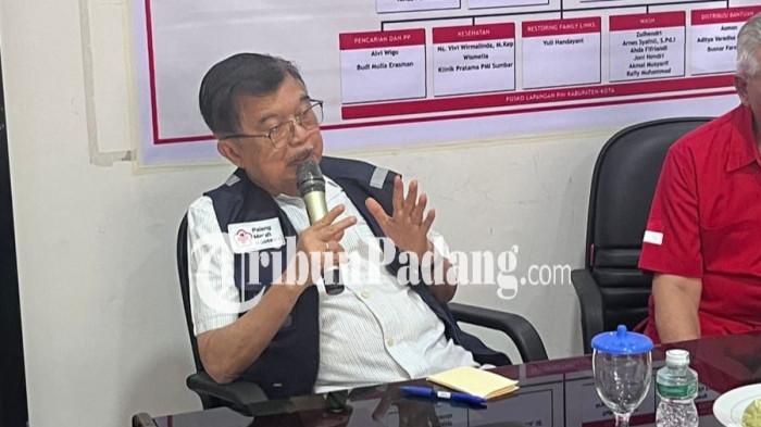 KUNJUNGAN DAERAH BENCANA- Ketua Umum Palang Merah Indonesia (PMI) Jusuf Kalla, melakukan koordinasi dengan sejumlah pengurus PMI Sumbar di Kantor PMI, Simpang Haru, Kota Padang, Sumatera Barat, Sabtu (20/12/2025).