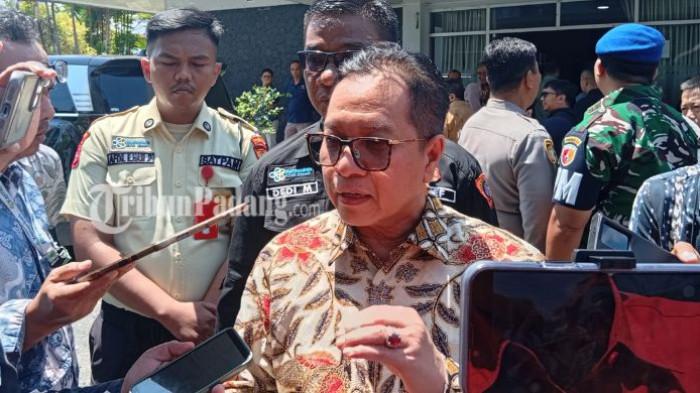 KASUS BAYI ALCEO - Direktur Utama RSUP M Djamil Padang, Dr dr Dovy Djanas SpOG SubspKFM MARS FISQua, memberikan keterangan kepada awak media usai menghadiri kegiatan di Fakultas Kedokteran Universitas Andalas, Kota Padang, Selasa (12/5/2026). Dalam kesempatan tersebut, Dovy menyampaikan audit terkait kasus meninggalnya bayi Alceo masih terus berjalan.