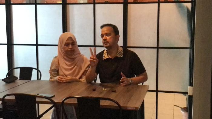 KASUS BAYI MENINGGAL - Pihak keluarga Alceo Hanan Flantika saat memberikan keterangan melalui konferensi pers di salah satu kafe, Kota Padang, Rabu (22/4/2026) sore kemarin. Ayah Alceo, Doris sebut pihak keluarga menerima informasi mengenai perintah atasan di RSUP M Djamil yang dikerahkan jadi buzzer.