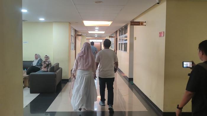 KASUS BAYI MENINGGAL - Keluarga Alceo Hanan Flantika terlihat mendatangi Polda Sumbar pada Kamis (23/4/2026). Kedatangan pihak keluarga untuk menempuh jalur hukum kasus kematian anaknya yang diduga ada kelalaian pelayanan di RSUP M Djamil.