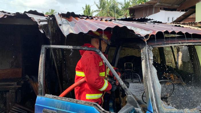 KEBAKARAN DAPUR DAN MOBIL - Petugas Damkar Padang saat melakukan penanganan terhadap dapur dan mobil yang dilalap si jago merah di Ampang, Kuranji, Padang, Kamis (5/3/2026). Kasi Operasional Damkar Padang, Sutopo sebut kebakaran berawal dari saksi lihat percikan api dari dalam mobil, sebelum menjalar ke rumah.