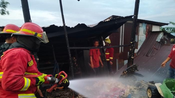 KEBAKARAN - Insiden kebakaran menghanguskan satu unit gudang yang berada di lantai dua sebuah rumah tinggal di kawasan Banuaran, Kelurahan Banuaran Nan XX, Kecamatan Lubuk Begalung (Lubeg), Kota Padang, Selasa (12/5/2026).