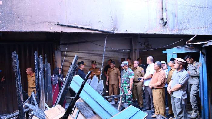 KEBAKARAN PASAR : Walikota Payakumbuh, Zulmaeta bersama sejumlah stakeholder terkait saat mengecek kondisi kebakaran di Pasar Payakumbuh, Selasa (26/8/2025). Pada kejadian tersebut sebanyak 480 toko terbakar dengan estimasi kerugian Rp 65 miliar.