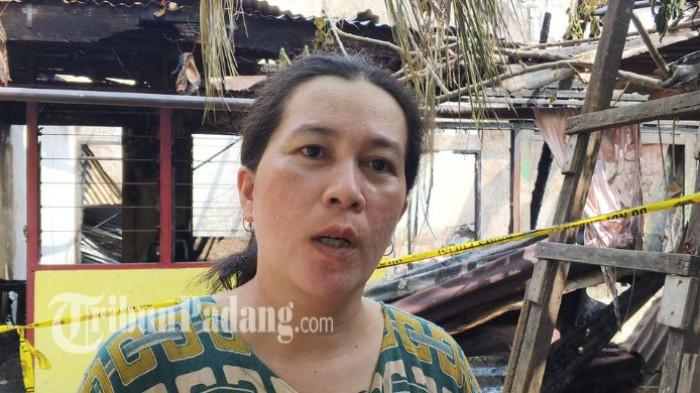 KEBAKARAN RUMAH - Noza Elfita (39), korban kebakaran di Kampung Jao Dalam, Kecamatan Padang Barat, Kota Padang, menceritakan detik-detik saat api menghanguskan rumah dan delapan kamar kos miliknya, Sabtu (13/6/2026). Dalam musibah tersebut, ia mengaku hanya sempat menyelamatkan dompet, sementara seluruh harta benda, termasuk ijazah dan buku nikah, hangus terbakar.