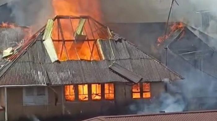 KEBAKARAN RUMAH - Kobaran api membakar satu unit rumah semi permanen di kawasan Parak Kopi, Jalan Setia Budi, Kelurahan Kayu Kubu, Kecamatan Guguak Panjang, Kota Bukittinggi, Kamis (28/5/2026). Dalam peristiwa tersebut, seorang lansia bernama Isra Wati Rabait meninggal dunia setelah diduga kembali masuk ke dalam rumah saat kebakaran terjadi.