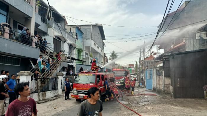 KEBAKARAN RUMAH: Petugas Damkar Kota Padang berupaya memadamkan api yang melahap sebuah rumah dua lantai di kawasan permukiman kawasan Padang Barat, Kota Padang, Senin (19/1/2026).Tidak ada laporan korban jiwa dalam peristiwa tersebut, namun kerugian materi diperkirakan cukup besar.