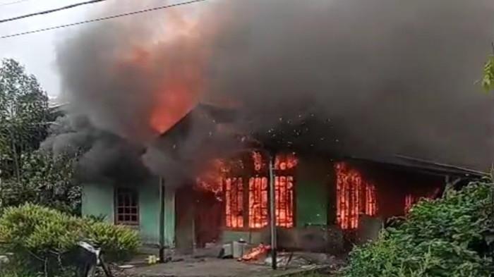 KEBAKARAN SEBUAH RUMAH: Penampakan kebakaran rumah permanen di Jorong Surau Lubuak, Nagari Tigo Balai, Kecamatan Matur, Kabupaten Agam hangus terbakar pada Kamis (20/11/2025) siang. Kepala Bidang (Kabid) Pemadam Kebakaran Satpol PP Damkar Agam, Rezafri Bardi kebakaran diduga karena korsleting listrik.