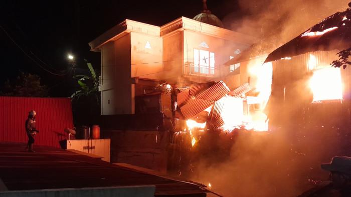 KEBAKARAN SEBUAH RUMAH - Penampakan rumah yang terbakar di Jalan Bahder Johan No.37, Kelurahan Guguk Malintang, Kecamatan Padang Panjang Timur, Jumat (13/3/2026) sekira pukul 00:21 WIB. Kabid Damkar dan Penyelamatan Padang Panjang, Jhon Erico sebut kerugian ditafsir Rp180 juta.