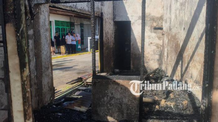 KEBAKARAN SEJUMLAH BANGUNAN - Penampakan kebakaran bangunan di area Berok Siteba, Kecamatan Nanggalo, Kota Padang, Jumat (6/2/2026) pukul 13:30 WIB. Kasi Pusdalops Damkar Padang, Sutopo sebut total bangunan terbakar yakni dua rumah, lima kontrakan dan dua ruangan SDN 05 Surau Gadang.