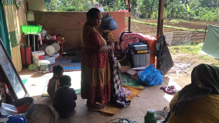 KEBERSAMAAN DI HUNTARA- Suasana di hunian sementara (huntara) Kelurahan Kapalo Koto, Kecamatan Pauh, Kota Padang, Minggu (21/12/2025). Warga menyebut sebanyak 10 kepala keluarga sudah tinggal di dua bangunan huntara, Kapalo Koto, Kota Padang.