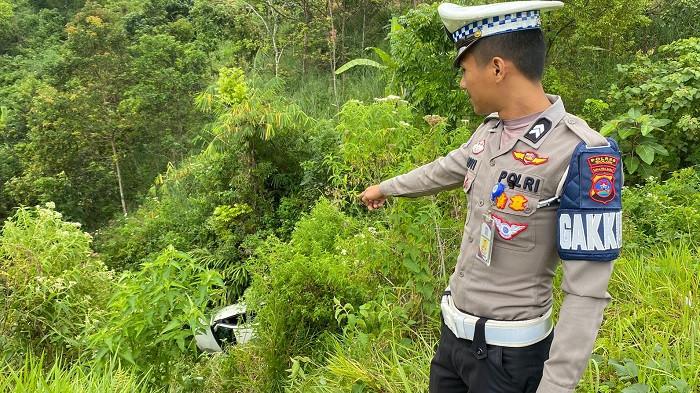 Polisi Ungkap Penyebab Minibus Avanza Masuk Jurang di Solok: Mobil Hilang Kendali karena Jalan Licin