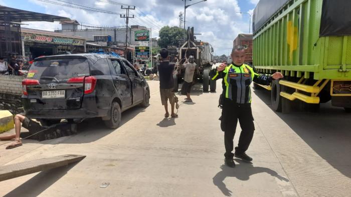 KECELAKAAN LALU LINTAS - Petugas Satlantas Polres Dharmasraya sedang mengatur arus lalu lintas di Sungai Rumbai usai kecelakaan terjadi, Minggu (26/4/2026) siang. Kasat Lantas Polres Dharmasraya, IPTU Wahyuli benarkan kecelakaan, dan pihaknya masih melakukan pendataan.