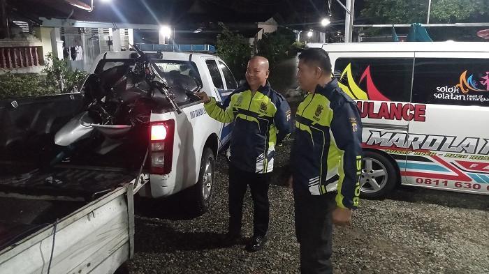 KECELAKAAN MOTOR: Petugas kepolisian mengevakuasi sepeda motor yang terlibat kecelakaan dengan truk di Jalan Raya Indarung, Kecamatan Lubuk Kilangan, Kota Padang, Kamis (2/10/2025). Kecelakaan ini mengakibatkan satu pengendara tewas dan dua lainnya luka-luka.
