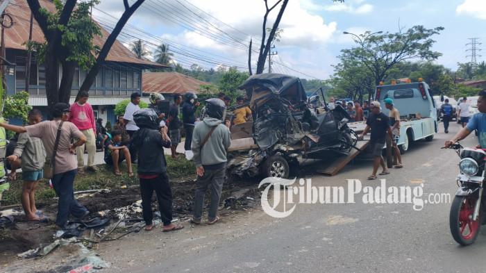 KECELAKAAN- Penampakan kendaraan yang terlibat kecelakaan di Padang Besi, Kecamatan Lubuk Kilangan, Kota Padang, Minggu (10/5/2026). Warga meminta perbaikan infrastruktur agar meminimalisir risiko kejadian berulang.