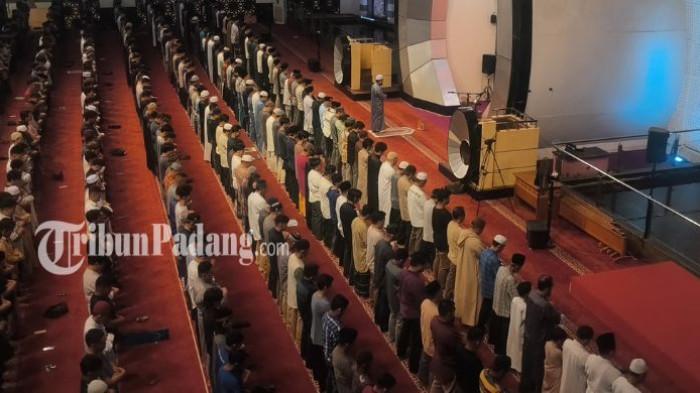 KEGIATAN SELAMA RAMADAN - Suasana saat Salat tarawih perdana pada puasa 19 Januari 2026 di Majid Raya Sumbar Syekh Ahmad Khatib Al Minangkabawi, Rabu (18/2/2026) malam. Kepala Sekretariat Masjid Raya Sumbar Syekh Ahmad Khatib Al Minangkabawi, Herius Nasir sebut sejumlah kegiatan dilaksanakan selama Ramadan, seperti pasa pabukoan, buka bersama hingga lomba cerdas cermat.