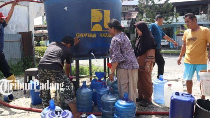 KEKERINGAN DI PADANG: Warga Kelurahan Pasar Ambacang antre mengambil air bersih, Sabtu (7/2/2026). Puluhan tempat menampung air bersih untuk kebutuhan sehari-hari.