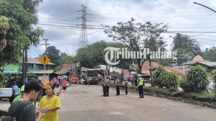 KLAKSON-Kecelakaan beruntun yang melibatkan 5 kendaraan terjadi di kawasan jembatan Kelurahan Padang Besi, Kecamatan Lubuk Kilangan, Kota Padang, Sumatera Barat (Sumbar), Minggu (10/5/2026). Bunyi klakson panjang memecah keheningan pagi dan sempat terdengar lama sebelum berubah jadi suara benturan