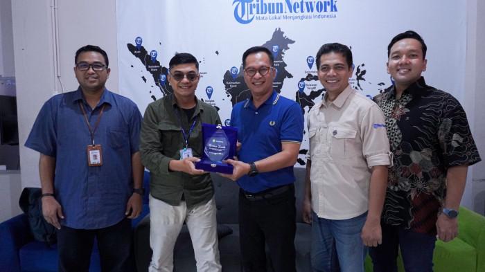KREDIONE- Direktur Utama KrediOne, Kuseryansyah (kaos biru)
