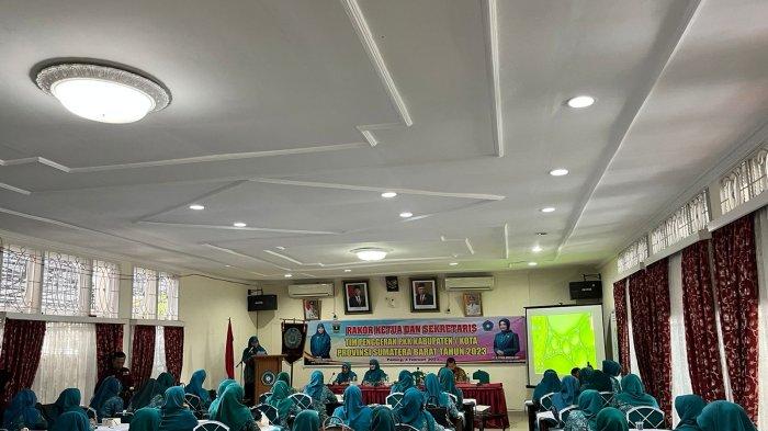 Ny Yenni Andri Warman Ikuti Rakor Ketua dan Sekretaris PKK se-Sumatera Barat