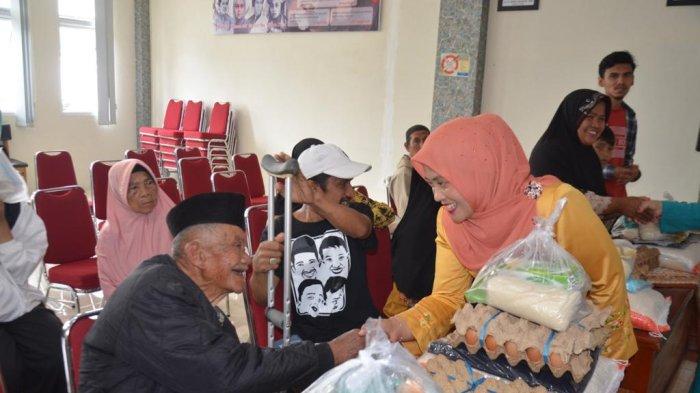 LKKS Agam Salurkan, Bantuan Sembako untuk Lansia dan Disabilitas