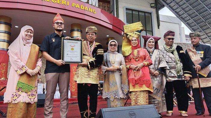 Civitas Akademika UNP Bersongket Pecahkan Rekor MURI dan Dunia, Diikuti 17.319 Orang