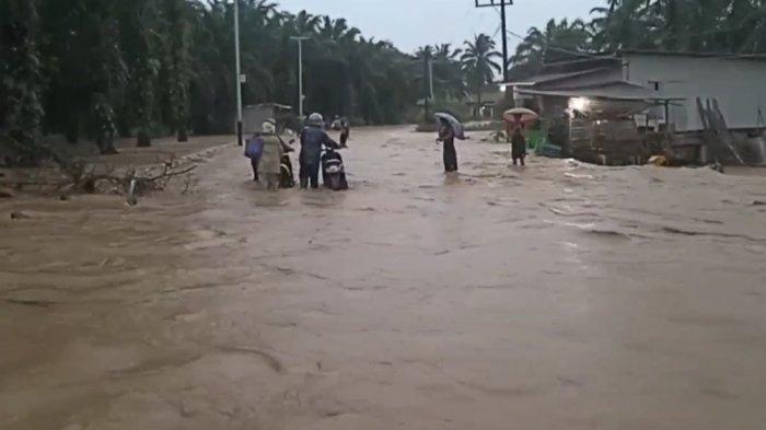 Banjir Surut, Aktivitas Warga Lunang Pesisir Selatan Kembali Normal, Jalan Padang-Bengkulu Lancar