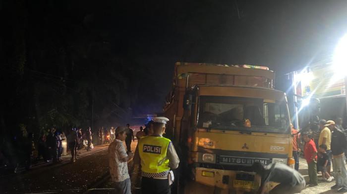 KECELAKAAN LALU LINTAS - Penampakan kendaraan terlibat kecelakaan di jalan umum Lubuk Basung, dekat Pandam Jorong Pasar Durian, Kenagarian Manggopoh, Kecamatan Lubuk Basung, Kabupaten Agam, Provinsi Sumatera Barat (Sumbar) pada Rabu (28/1/2026) pukul 19:40 WIB. Kanit Gakkum Satlantas Polres Agam, Aiptu Anberlian membenarkan terkait kecelakaan beruntun tersebut.
